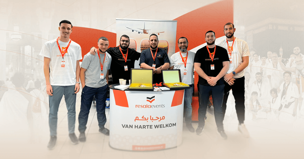 حجاج أول مجموعة أمام الكعبة المشرفة في مكة المكرمة